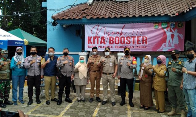 Kapolsek Kembangan Kunjungi Gerai Vaksinasi di Kelurahan Srengseng, Jakarta Barat