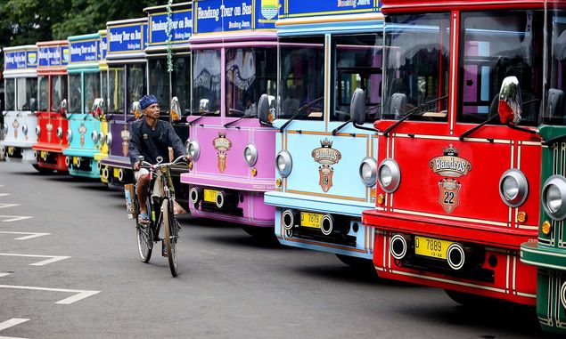Rute Bus Bandros, Keliling Kota Bandung Sambil Ditemani Pemandu Kece