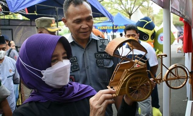 Keahlian Tangan ‘Bang Napi’ Dipamerkan saat Acara 'Kadin Ramadhan Festival' di Tamkot Lapang Bhakti Banjar