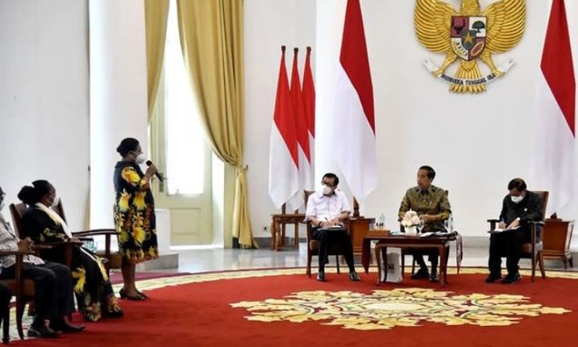 Jokowi Terima Mathius Awoitauw dan Rombongan di Istana Bogor