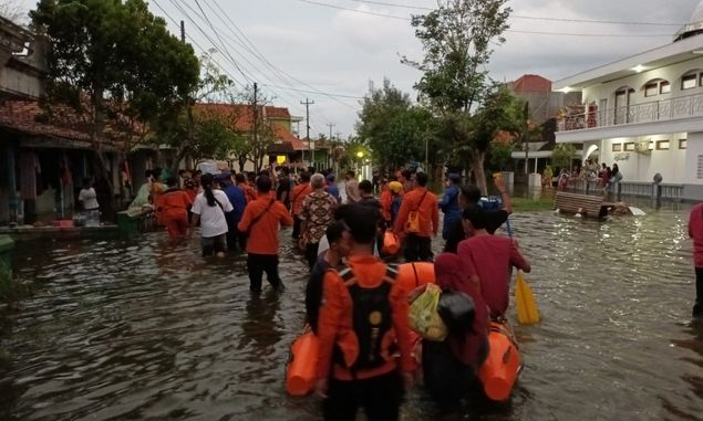 Banjir Rob dan Gelombang Pasang Landa Sepanjang Pantura Jawa Tengah 