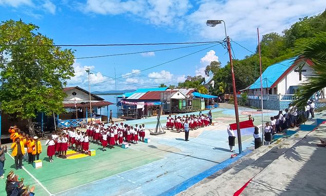 Inilah Suasana Siswa SD dan SMP di Kampung Hobong Saat Ikuti  Upacara Bendera  HUT RI ke - 77
