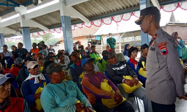 Polres Tegal, TNI AL, Satpolairud dan TPI Larangan Berbagi Paket Sembako untuk Nelayan di Munjungagung Tegal