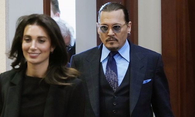 Johnny Depp Terlibat Kencan dengan Pengacara Ibu Dua Anak yang Mewakili Gugatan Pecemaran Nama Baik 