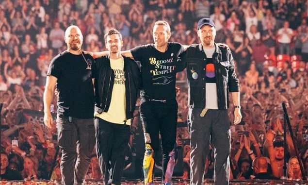 Chris Martin Sakit Infeksi Paru-Paru Serius, Coldplay Putuskan Tunda Konser 