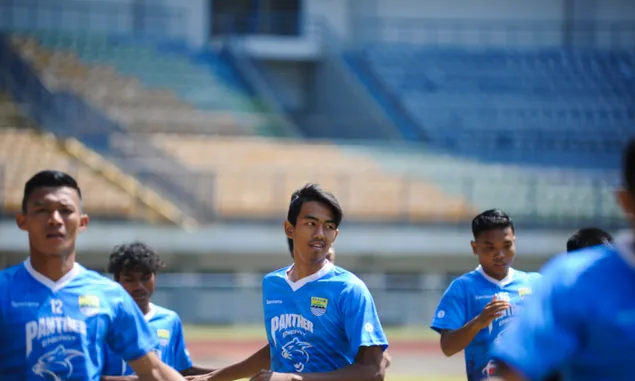 FIX! Bek Tangguh 1,83 Meter Ini Berseragam Persib sampai 2026