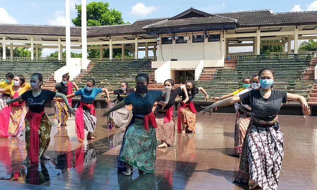 Mahasiswa Jur Tari ISBI Bandung Manfaatkan Teater Terbuka untuk Kuliah Praktik, Prokes Diutamakan