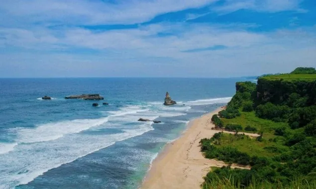  7 Wisata Pantai Di Pacitan Cocok Untuk Liburan Akhir Pekan, Ada Pantai Yang Tanpa Pasir Loh