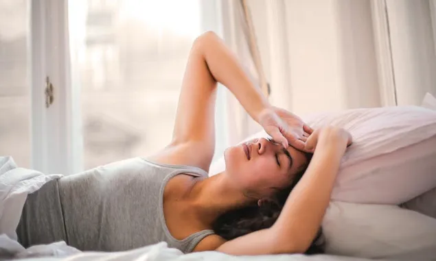 Hindari Segera! 5 Kebiasaan Sebelum Tidur Ini Bisa Membuat Kulit Mudah Berjerawat, Simak Ulasannya