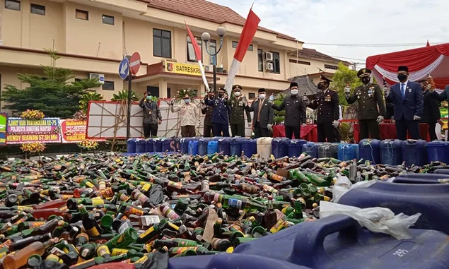 Komitmen Menuju Zero Minol, Polresta Bandung Musnahkan 11.570 Botol Miras dan 1.500 Liter Tuak