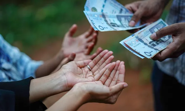 Pernah Bermimpi Diberi Uang Oleh Orang Lain? Ini 10 Artinya Menurut Primbon Jawa, Islam dan Psikologi