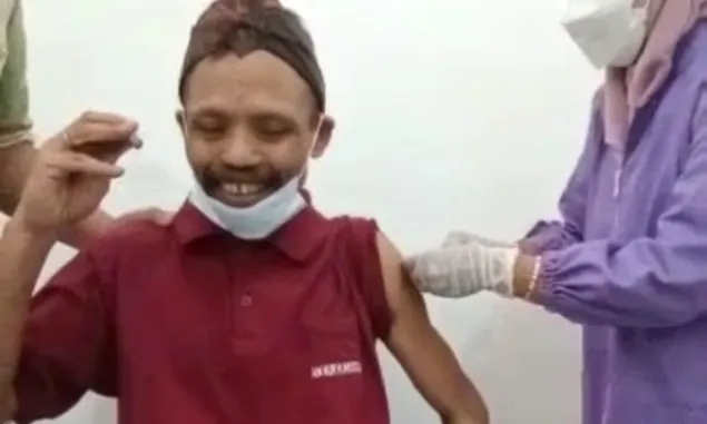 Ekspresi Sumanto Manusia Kanibal Purbalingga Saat Divaksin Begini, Bikin Petugas Klinik Tersenyum