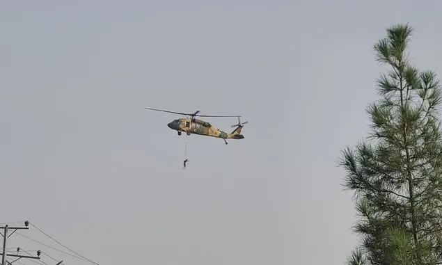 Cek Fakta - Benarkah Taliban Gantung Seorang Pria dari Helikopter?
