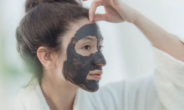 Jarang Diketahui! Berikut 5 Manfaat Menggunakan Masker Wajah Charcoal, Cocok Untuk Kulit Berminyak