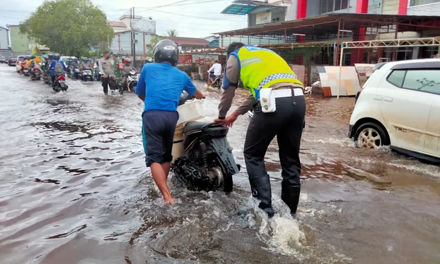 Banjir di Ketapang, Polisi Bantu Dorong Motor Warga yang Mogok
