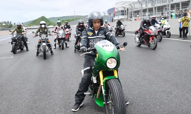 Presiden Jokowi Menjajal Sirkuit Mandalika dengan Motor Balapnya