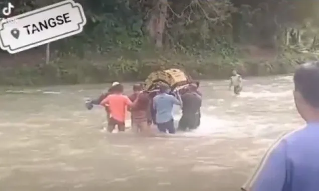 Jembatan Tidak Ada, Warga Gotong Keranda Jenazah Lewati Sungai, Netizen : Apa Kabar Pemerintah Aceh?