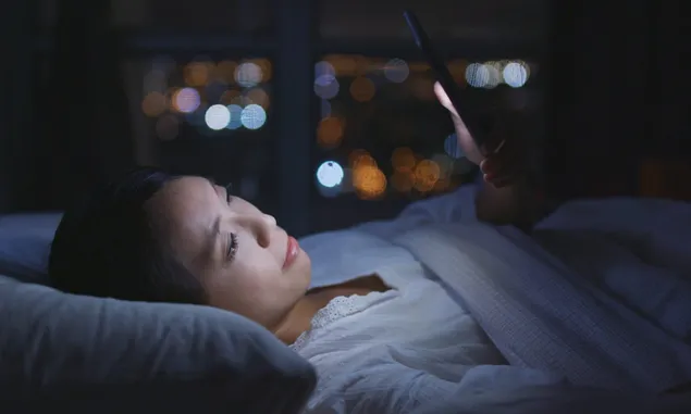 Waspada! 7 Bahaya Sering Menggunakan Handphone Sebelum Tidur