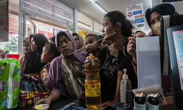 Terjadi Kelangkaan Minyak Goreng, Bupati Banyumas Achmad Husein Lakukan Inspeksi di Toko Modern