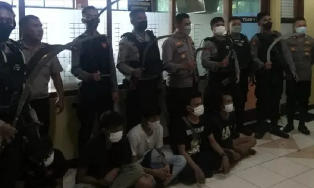 Hendak Tawuran, Polres Metro Jakarta Barat Amankan 5 Pemuda-7 Celurit, Simak Penjelasan Kompol Slamet Riyanto