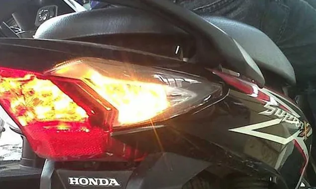 Jangan Asal Belok, Pahami Pentingnya Lampu Sein Ketika Mengendarai Sepeda Motor