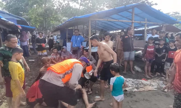 Nyaris Tewas, Tiga Wisatawan Cidahu Sukabumi Tengelam di Pantai Citepus Palabuhanratu