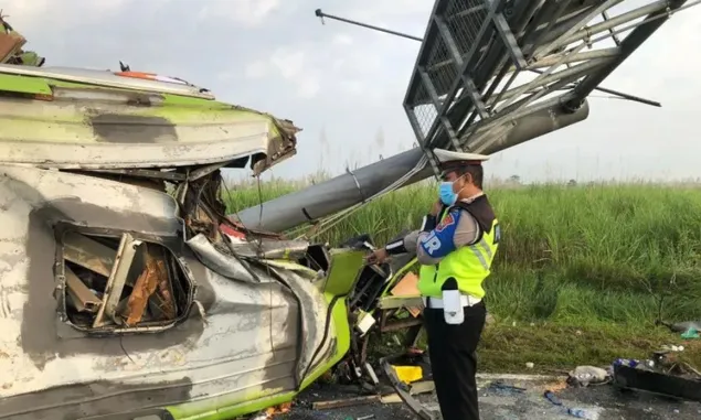 Kecelakaan Maut di Tol Surabaya-Mojokerto, Bus Tabrak Tiang Reklame, Belasan Penumpang Tewas