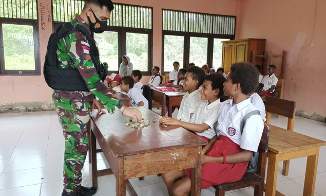 Siswa-Siswi Senang, Satgas Pamtas Yonif 711Rks Ikut Bantu Pendidikan Di Wilayah Perbatasan RI-PNG