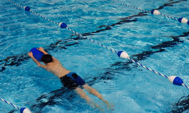 Bolehkah Perempuan Berenang di Tempat Umum dan Campur dengan Lelaki? Simak Penjelasannya