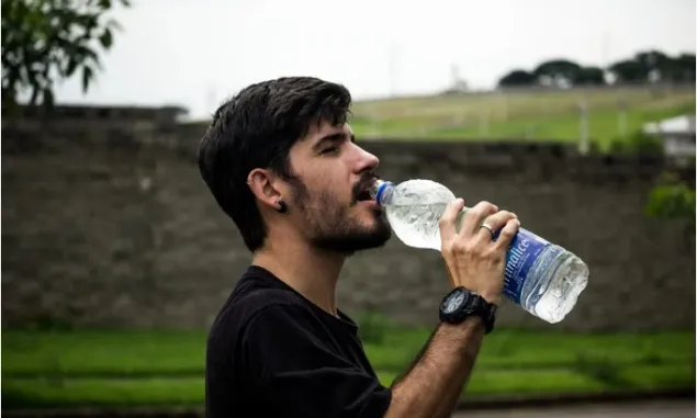 Dapat Merusak Kesehatan Sendi, Berikut Merupakan Penjelasan Dampak Buruk Minum Air Sambil Berdiri