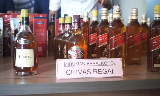 Ratusan Botol Miras Impor Palsu di Bandung Diamankan Polisi, Diedarkan Pelaku Sejak Tahun 2018 