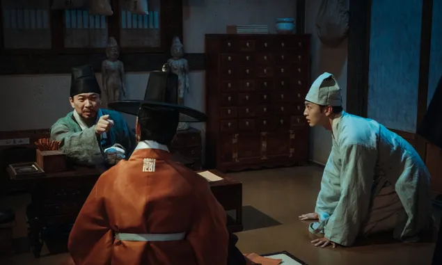 Sinopsis Drama Korea Poong, The Joseon Psychiatrist Episode 9 : Raja Kunjungi Kim Min Jae dan Kim Sang Kyung