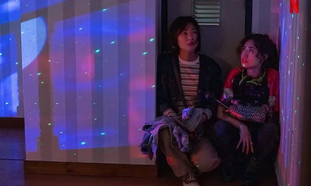 Cuplikan Drama Korea Glitch : Nana dan Jeon Yeo Been Ingin Pecahkan Misteri Alien