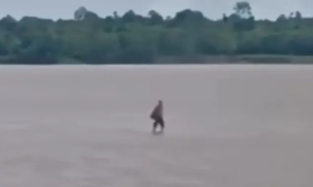 Viral! Video Orang Nampak Berjalan di Atas Air, Netizen : Tolong Panggil Pesulap Merah