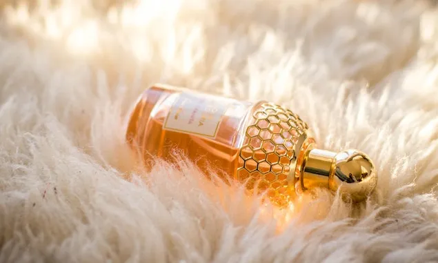 Tips Menggunakan Parfum Agar Tahan Lama, Lebih baik Disemprot di Kulit atau baju?