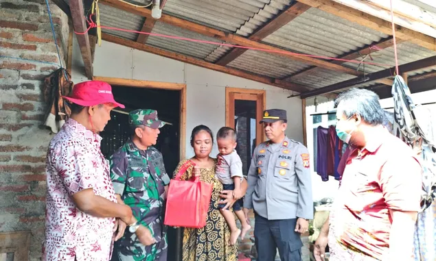 Tekan Stunting , Polisi dan Forkopimcam Juntinyuat Berikan Santunan