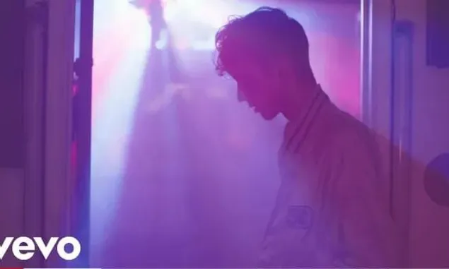 Lirik Lagu ‘Youth’ yang Dipopulerkan oleh Troye Sivan, And When The Lights Start