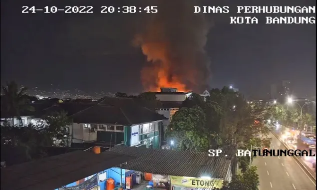 KEBAKARAN di Bandung Hari Ini: Ini Situasi Terkini Pabrik Triplek di Bandung yang Terbakar