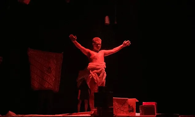 Bawakan Naskah C4, Teater Gapus Surabaya Sukses Hipnotis Ratusan Penonton saat Pentas Keliling di Pasuruan