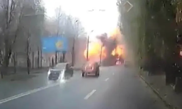 Ledakan Dahsyat Tertangkap Kamera setelah Rudal Rusia Menyerang Jalanan di Ukraina