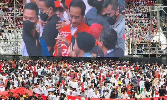 Benarkah Sosok Rambut Putih yang Dimaksud Presiden Itu Ganjar Pranowo? Ernest Prakasa: Akhirnya Pak Jokowi...
