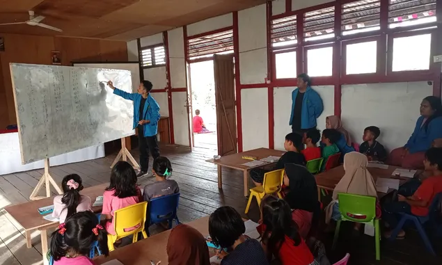 Mahasiswa IKIP PGRI Pontianak Laksanakan KKM Berbasis Sekolah, Kesehatan dan Lingkungan di Desa Bengkarek