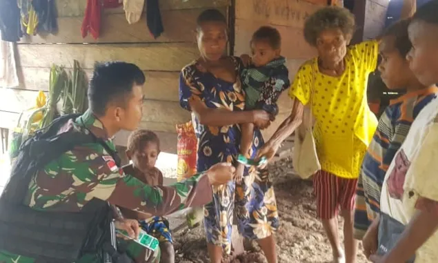 Satgas Yonif 143/TWEJ Bantu Pelayanan Kesehatan  Warga Perbatasan RI - PNG di Distrik Waris Kabupaten Keerom