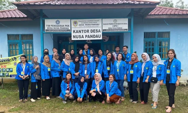 Mahasiswa KKM IKIP PGRI Pontianak Adakan Les Hingga Bantu Perbaiki Jalan di Desa Nusa Pandau, Nanga Pinoh