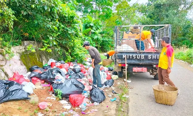 Tumpukan Sampah di Pinggir Jalan, Ini yang Dilakukan Dinas Lingkungan Hidup Kota Singkawang 