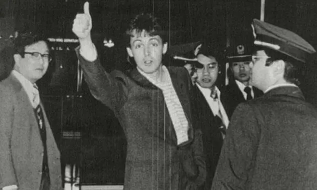 Setelah Menghabiskan 10 Hari Dipenjara Tokyo, Paul McCartney Dibebaskan dan Diusir Kembali ke Inggris