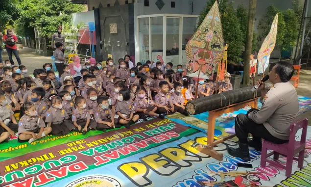 Polisi Berikan Edukasi pada Anak TK Tentang Bahaya Penculikan yang Sedang Marak di Kediri