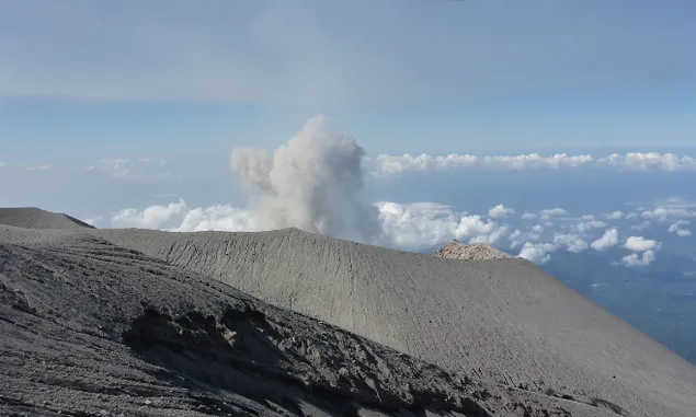BREAKING NEWS, Gunung Semeru Alami 21 Kali Gempa Letusan