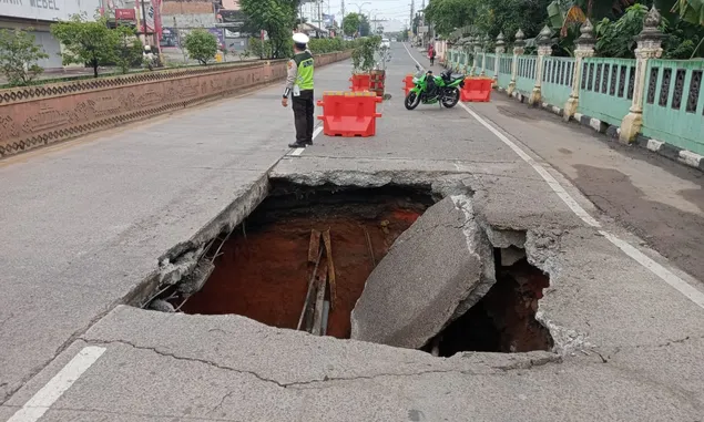 Lubang Raksasa Muncul Tiba-tiba di Tengah Jalan Alamsyah Kotabumi Lampung Utara Bikin Resah Warga