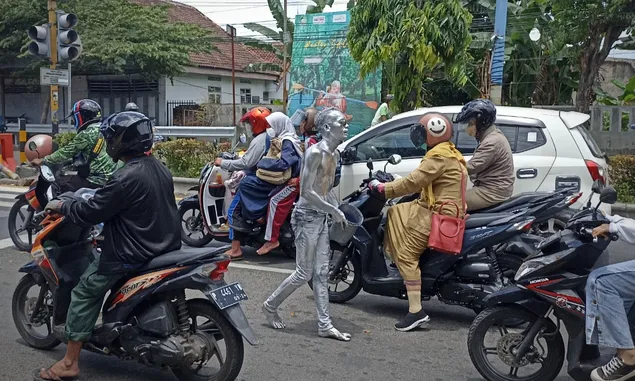 Sering Ditertibkan, Manusia Silver: Saya Tidak Kriminal